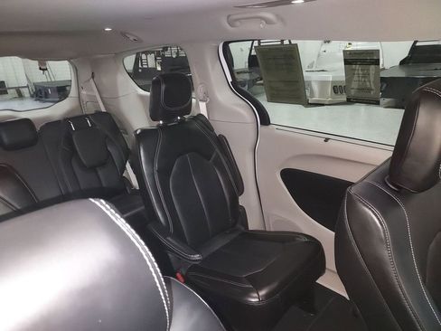 Used 2024 Chrysler Pacifica Touring-L image 14