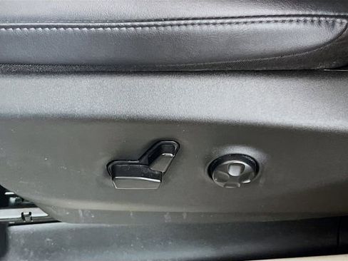 Used 2024 Chrysler Pacifica Touring-L image 16