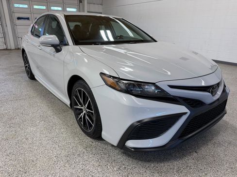 Used 2024 Toyota Camry SE image 4