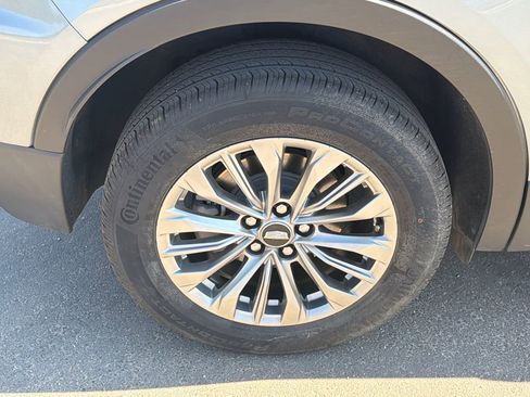 Used 2025 Cadillac XT4 Premium Luxury FWD image 17