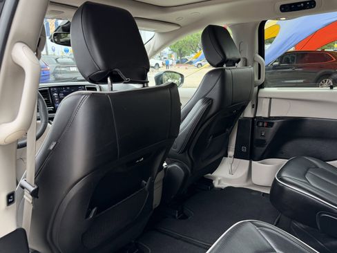 Used 2024 Chrysler Pacifica Limited image 14