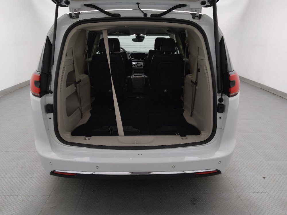 Used 2024 Chrysler Pacifica Touring-L FWD image 29