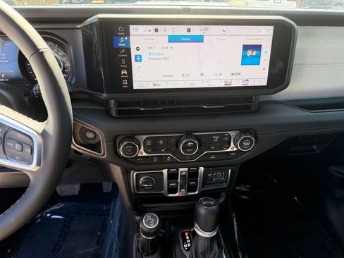 Used 2025 Jeep Wrangler Sahara image 20