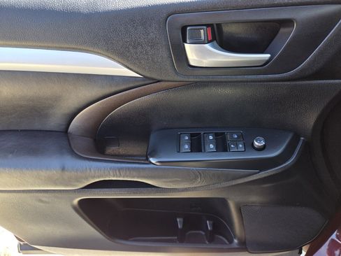 Used 2017 Toyota Highlander XLE image 29