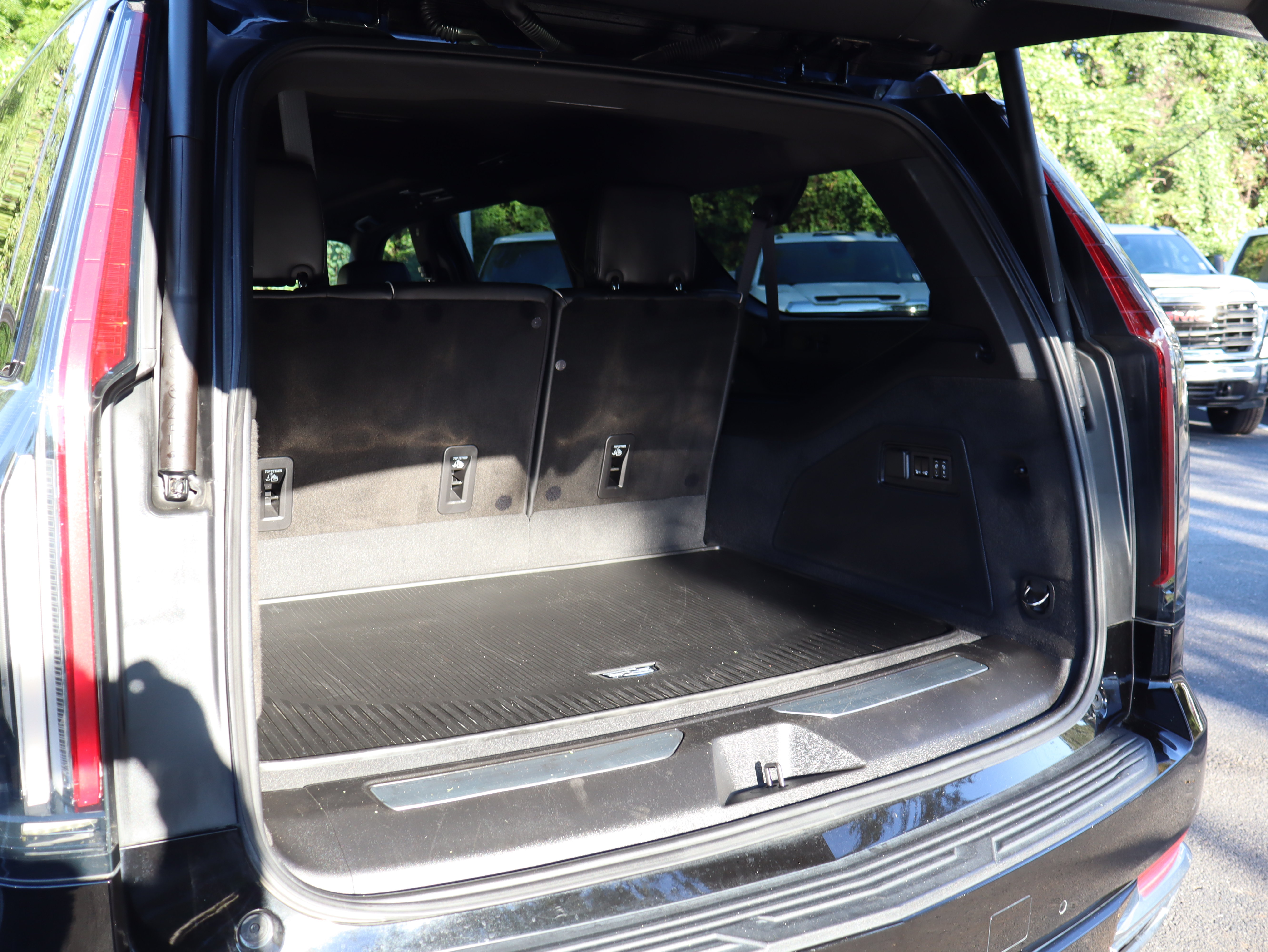Used 2024 Cadillac Escalade ESV Premium Luxury AWD/4WD image 45
