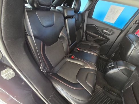 Used 2019 Jeep Cherokee Trailhawk w/ Comfort & Convenience Group AWD/4WD image 30