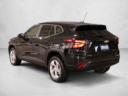 Used 2024 Chevrolet Trax LS w/ LS Convenience Package FWD image 10
