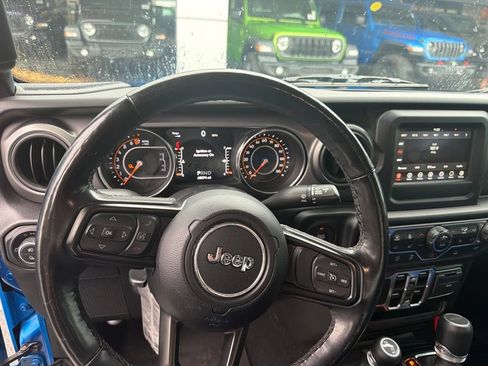 Used 2023 Jeep Gladiator Sport AWD/4WD image 8