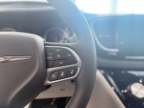 Used 2024 Chrysler Pacifica Touring-L FWD image 21