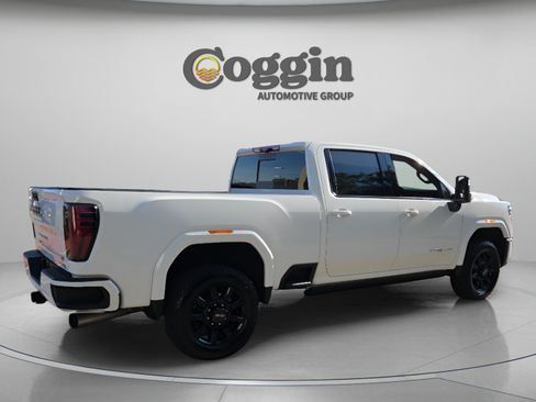 Used 2025 GMC Sierra 2500 AT4 w/ AT4 Premium Plus Package AWD/4WD image 5