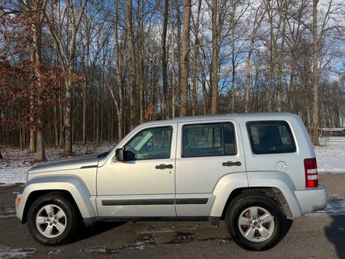 Used 2012 Jeep Liberty Sport image 2