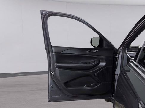 Used 2024 Jeep Grand Cherokee Altitude image 41