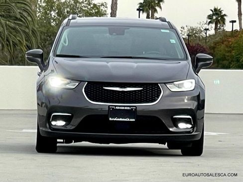 Used 2021 Chrysler Pacifica Touring-L image 2