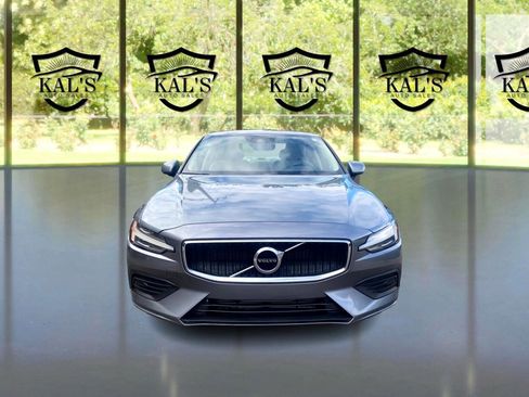 Used 2019 Volvo S60 T6 Momentum w/ Multimedia Package image 2