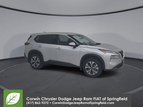 Used 2021 Nissan Rogue SV image 2