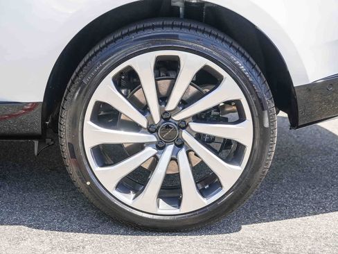 New 2026 Land Rover Range Rover Long Wheelbase SE AWD/4WD image 9