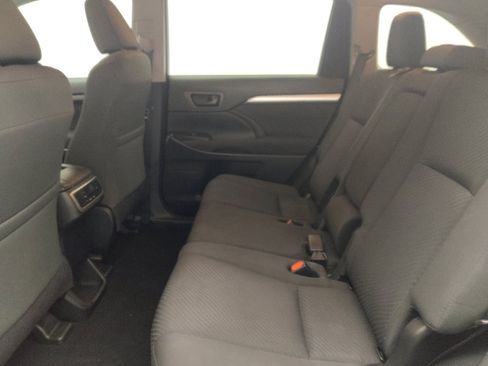 Used 2019 Toyota Highlander LE FWD image 18