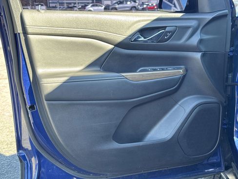 Used 2023 GMC Acadia SLE w/ Elevation Edition image 14