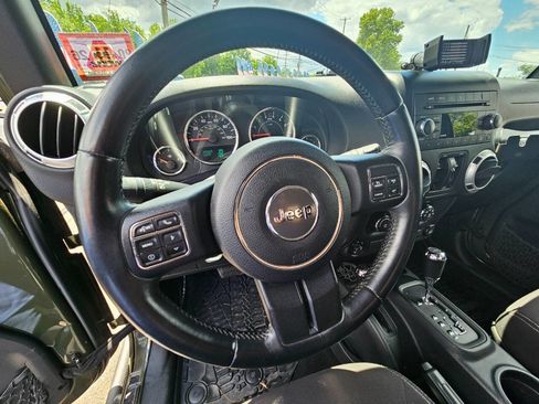 Used 2015 Jeep Wrangler Unlimited Rubicon w/ Connectivity Group AWD/4WD image 11