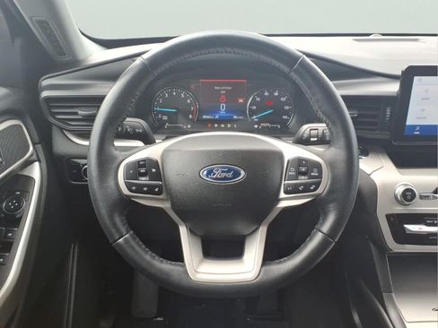 Used 2023 Ford Explorer XLT AWD/4WD image 19