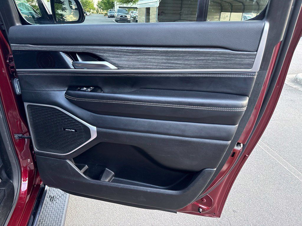 Used 2024 Jeep Wagoneer L Series II w/ Flexible Seating Group AWD/4WD image 37