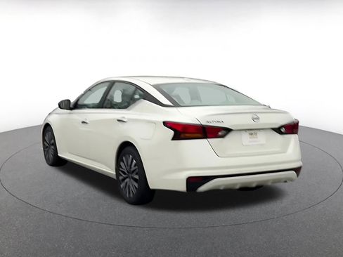 Used 2025 Nissan Altima 2.5 SV image 11