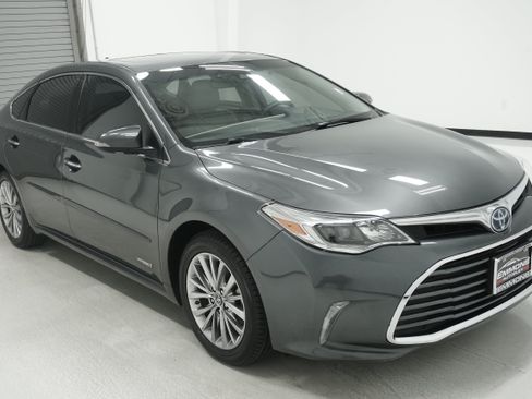 Used 2016 Toyota Avalon Limited w/ Toyota Safety Sense Package FWD image 3