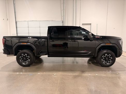 Used 2025 GMC Sierra 2500 AT4X image 4