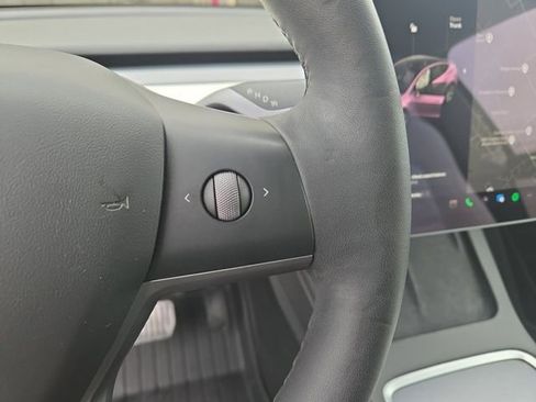 Used 2022 Tesla Model Y Long Range image 12