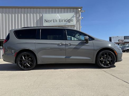 Used 2023 Chrysler Pacifica Touring-L w/ S Appearance Package AWD/4WD image 27