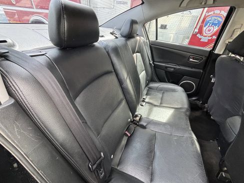 Used 2005 MAZDA MAZDA3 s w/ Moonroof & 6-CD Pkg image 13