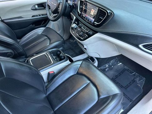 Used 2023 Chrysler Pacifica Touring-L FWD image 19