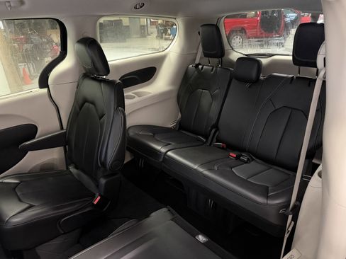 Used 2024 Chrysler Pacifica Touring-L image 25