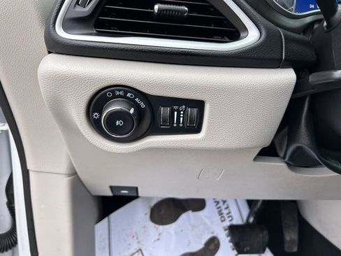 Certified 2023 Chrysler Pacifica Touring-L image 18