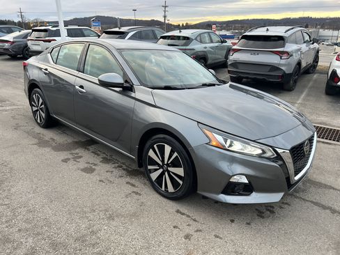 Used 2019 Nissan Altima 2.5 SV image 2