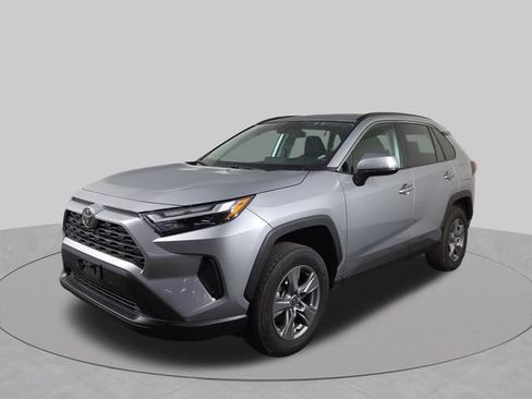 Used 2025 Toyota RAV4 XLE AWD/4WD image 2