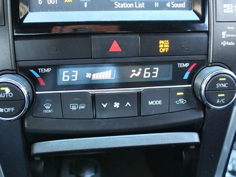Used 2015 Toyota Camry XLE w/ Moonroof Package FWD image 21