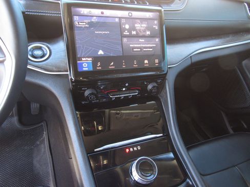 Used 2023 Jeep Grand Cherokee Limited image 19