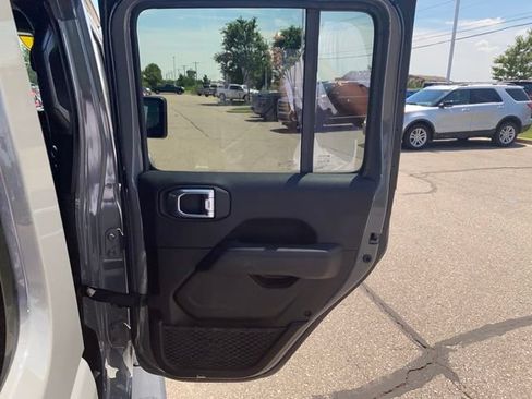 Used 2022 Jeep Wrangler Unlimited Sahara AWD/4WD image 27