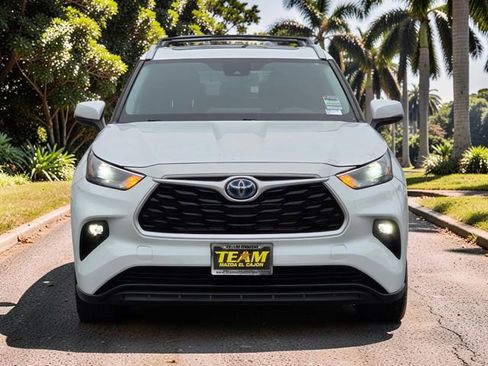 Used 2023 Toyota Highlander XLE AWD/4WD image 3