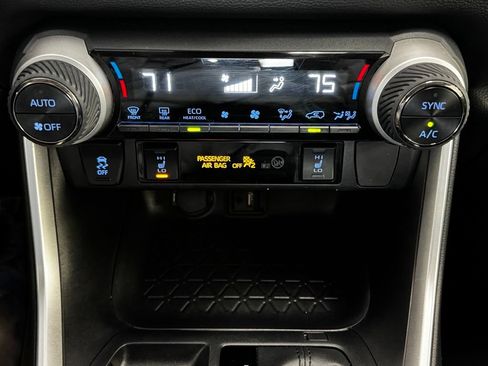 Used 2019 Toyota RAV4 XLE w/ Convenience Package FWD image 16