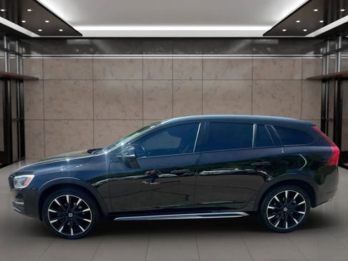 Used 2017 Volvo V60 T5 Cross Country Platinum AWD/4WD image 3
