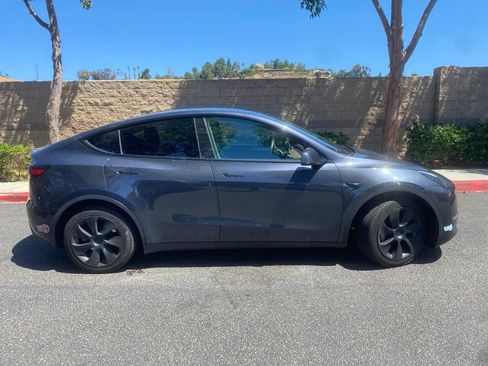 Used 2024 Tesla Model Y Long Range AWD/4WD image 7