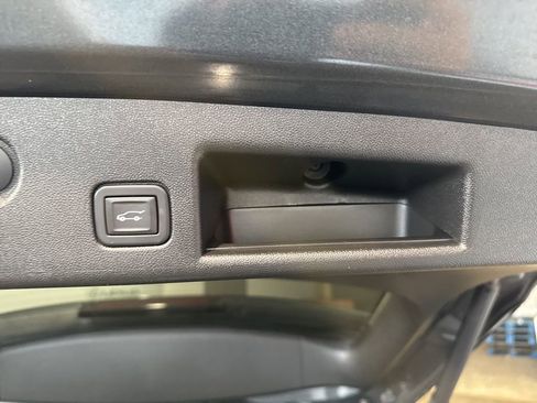 Used 2020 Chevrolet Equinox LT image 19