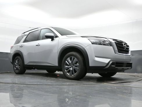 Used 2025 Nissan Pathfinder SV FWD image 43
