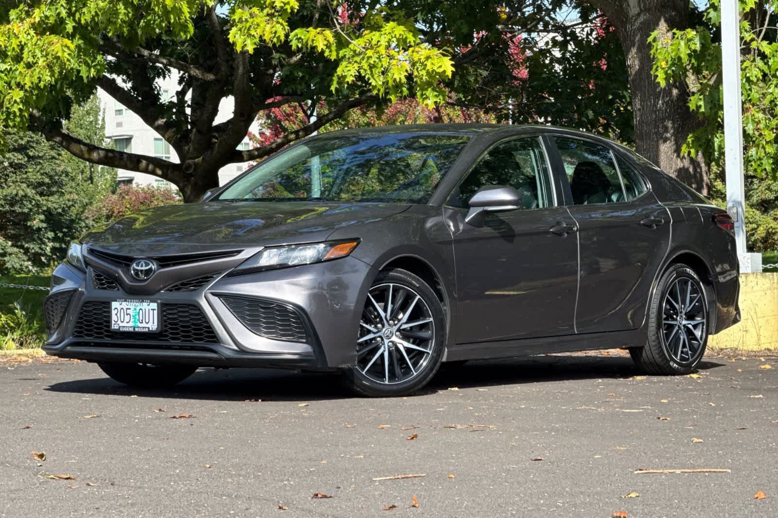 Used 2023 Toyota Camry SE FWD image 1