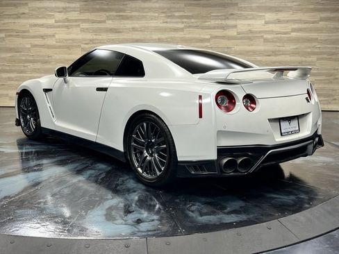 Used 2017 Nissan GT-R Premium image 10