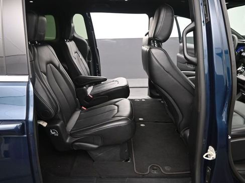Used 2025 Chrysler Pacifica Select image 16