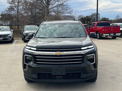 Used 2025 Chevrolet Traverse LT image 2