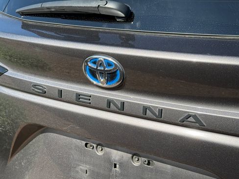 Used 2024 Toyota Sienna XLE image 8